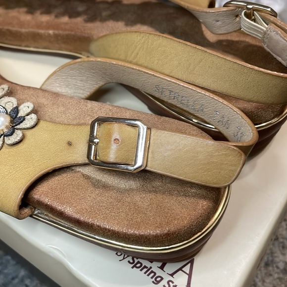 Patrizia by Spring Step Setrells Women’s Flat Sandals Size 38 (US 7.5-8)
Tan - Picture 10 of 13